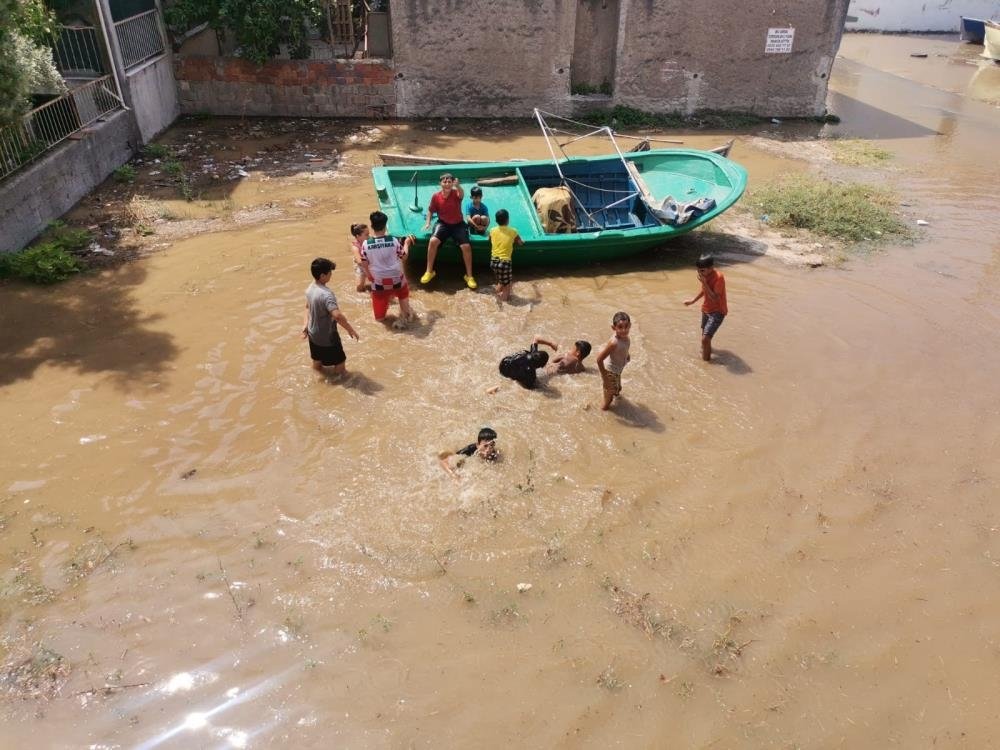 İzmir’in nezih semti Karşıyaka’da GÖLETE DÖNMÜŞ MAHALLE ŞOKU! İZSU’ya haykırdılar: Evleri su bastı, telefonu açın!