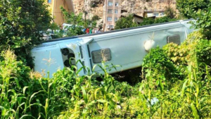 Karaman’da tur otobüsü, evin bahçesine devrildi: 24 yaralı