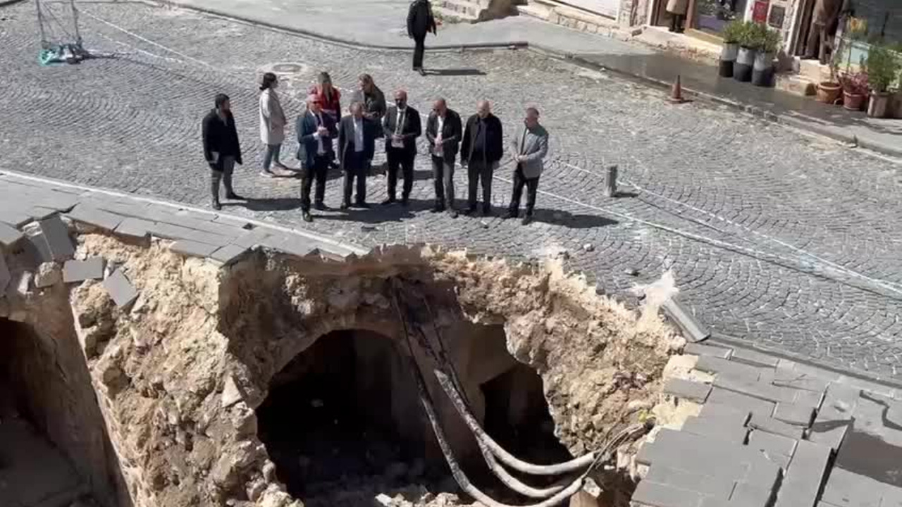 Mahmut Tanal’dan Mardin’in tarihi bölgesinde çöken yolun onarılmamasına tepki