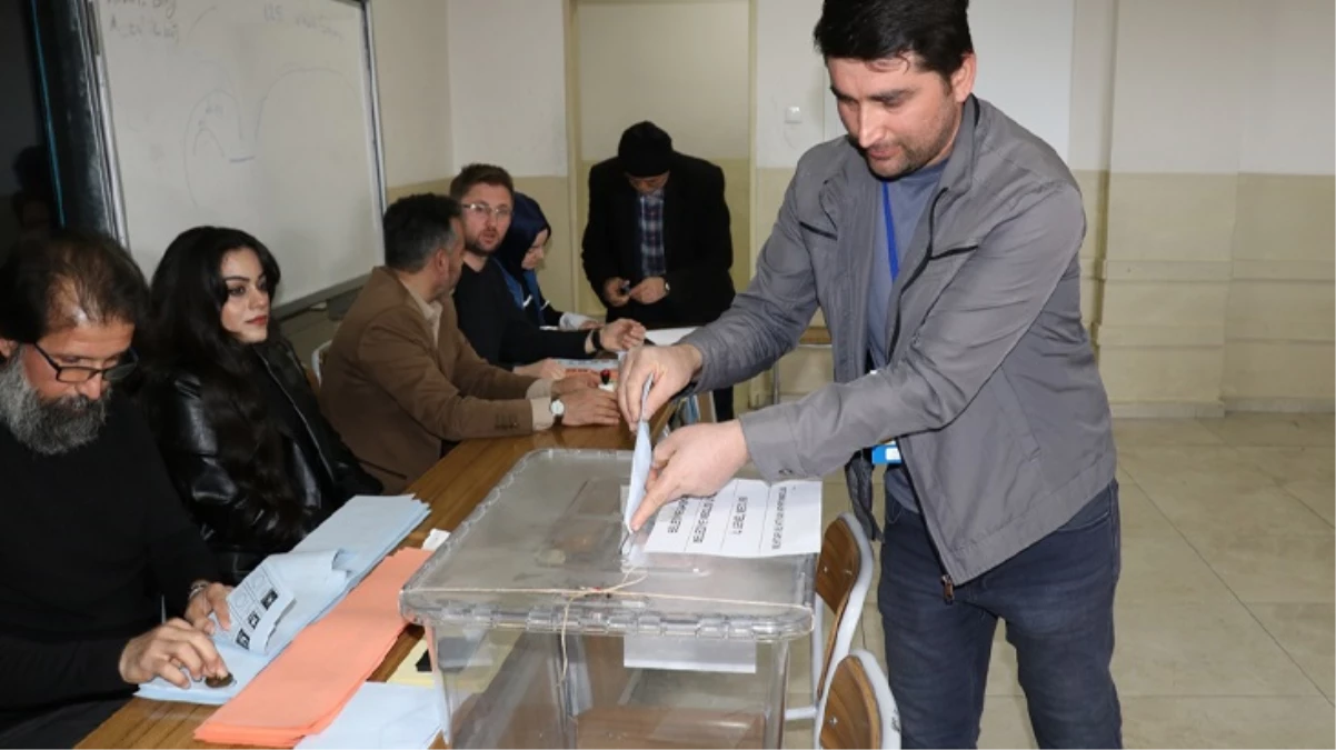 Türkiye sandık başında! Yurt genelinde oy verme işlemi başladı