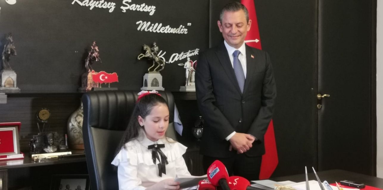 Özgür Özel koltuğu çocuk sanatçı Mimaroğlu’na devretti.