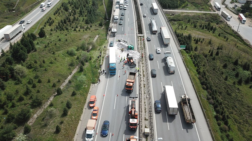 Otoyolda 3 kamyon birbirine girdi: Trafik durdu