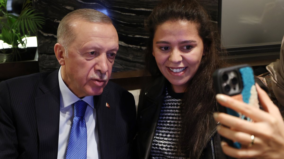 Erdoğan gençlerle kafede bir araya geldi