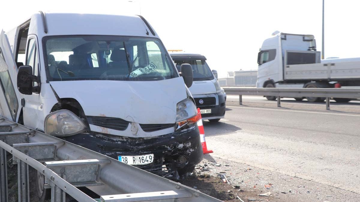 Feci kaza! Kamyonet servis minibüslerine çarptı: Çok sayıda yaralı var