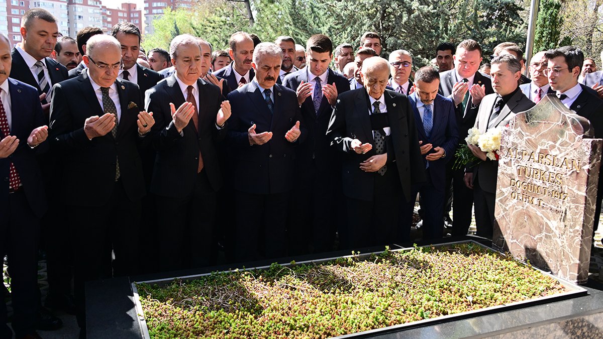 Bahçeli’den Alparslan Türkeş’in kabrine ziyaret