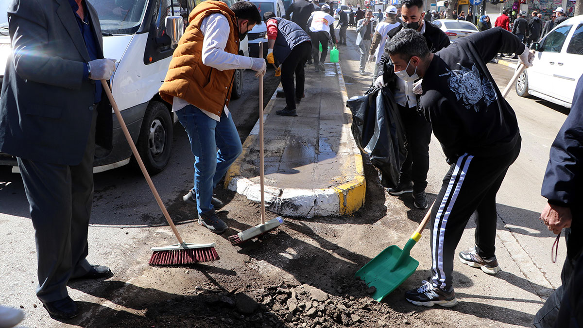 Vatandaşlar Van sokaklarını birlikte temizledi