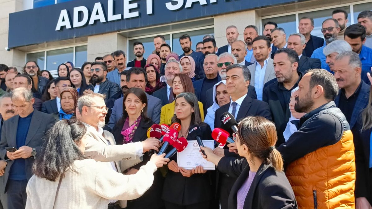 DEM Partili Abdullah Zeydan mazbatasını aldı