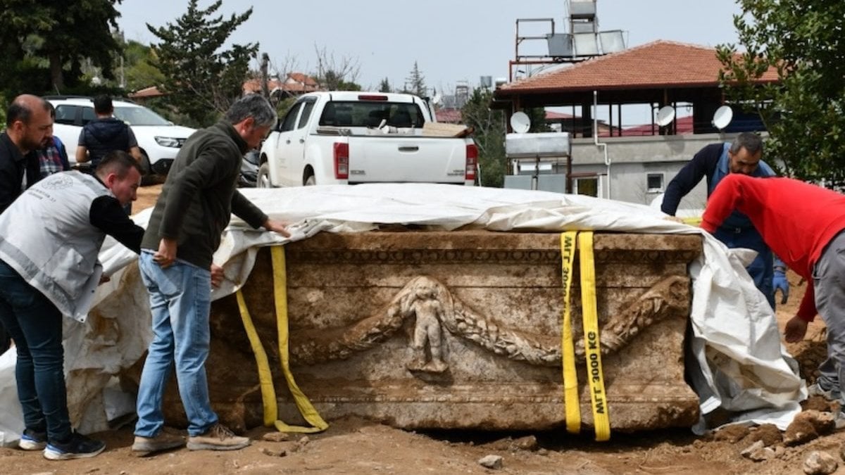 İşçiler kablo ararken evin bahçesinde define buldu! Hatay’da eşi benzeri görülmemiş keşif: Hemen üzerini kapatıp…