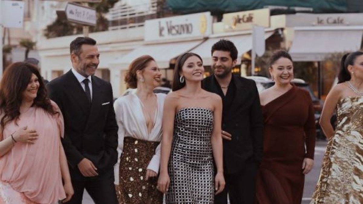 Kızılcık Şerbeti oyuncuları Cannes’a çıkarma yaptı