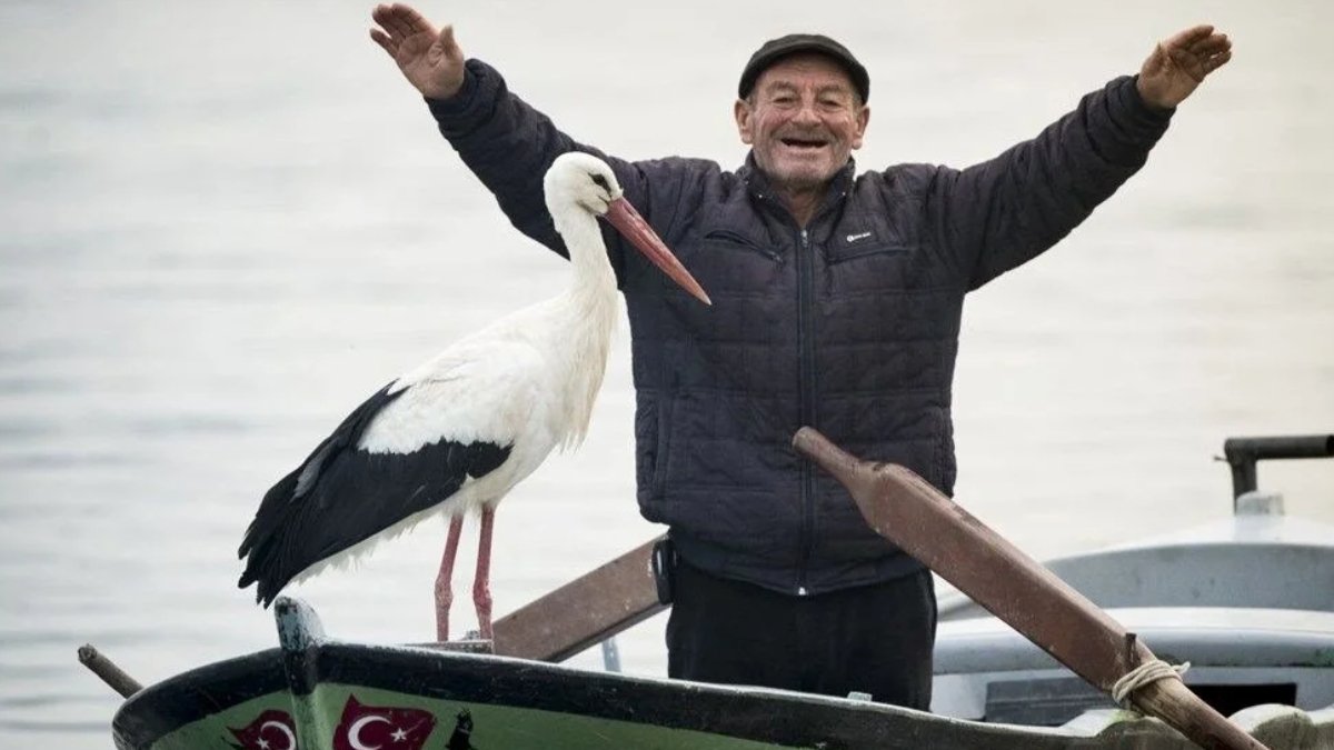 Yaren Leyleği ‘bayram şekeri’ diyerek balıklarla besledi