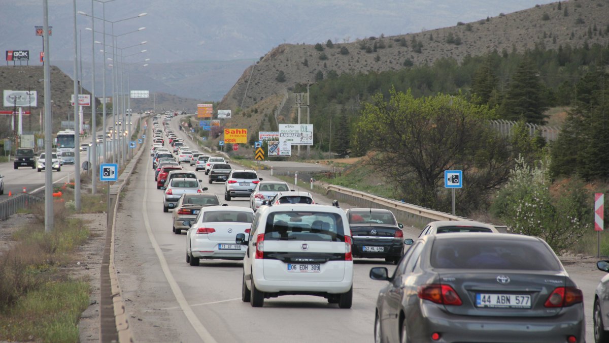 Tatilciler dönüş yolunda: 43 ilin geçiş güzergahında trafik kilit