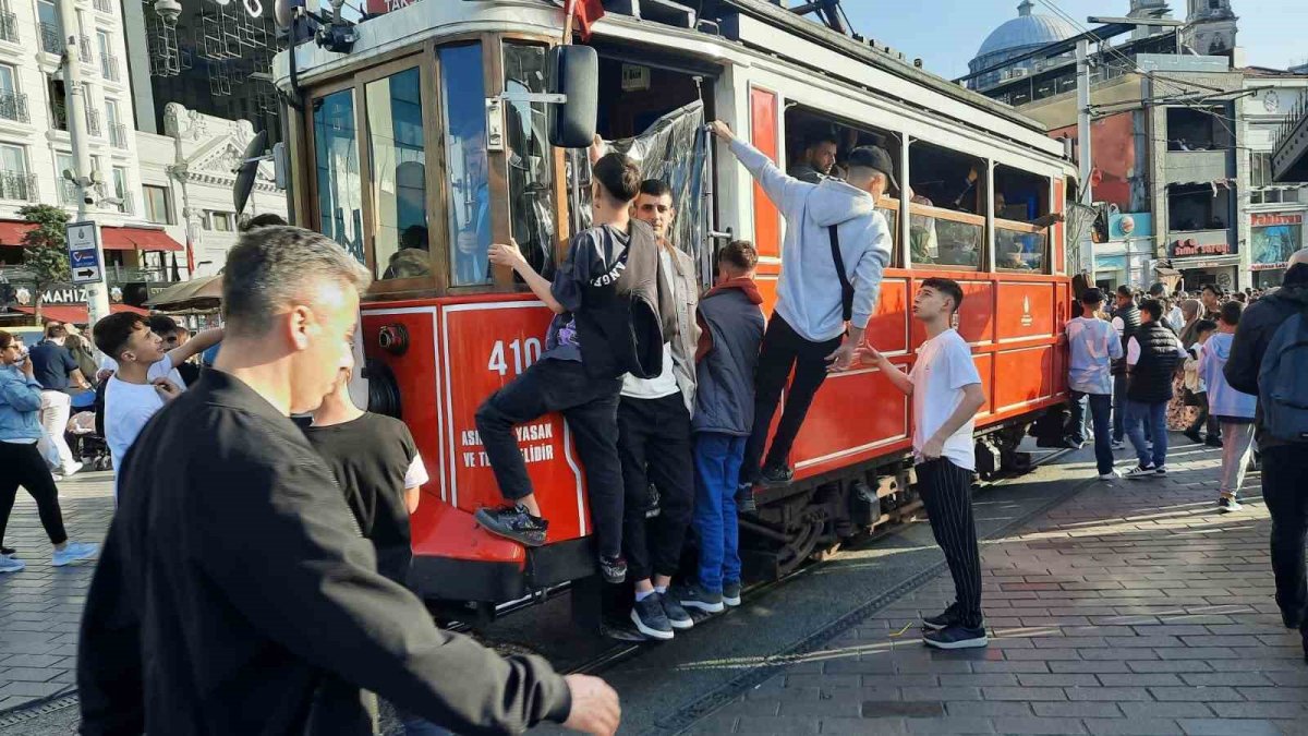 İstiklal Caddesi’nde nostaljik tramvay seferleri durduruldu