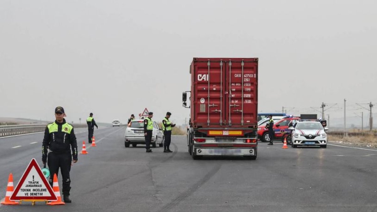 Ağır taşıtlar pazar günü belirli güzergâhta trafiğe çıkmayacak