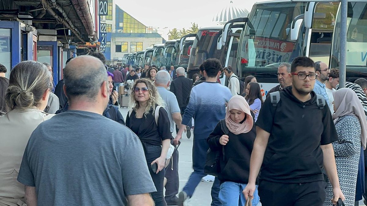 Dokuz günlük bayram tatili bitiyor: Otogarlarda dönüş yoğunluğu