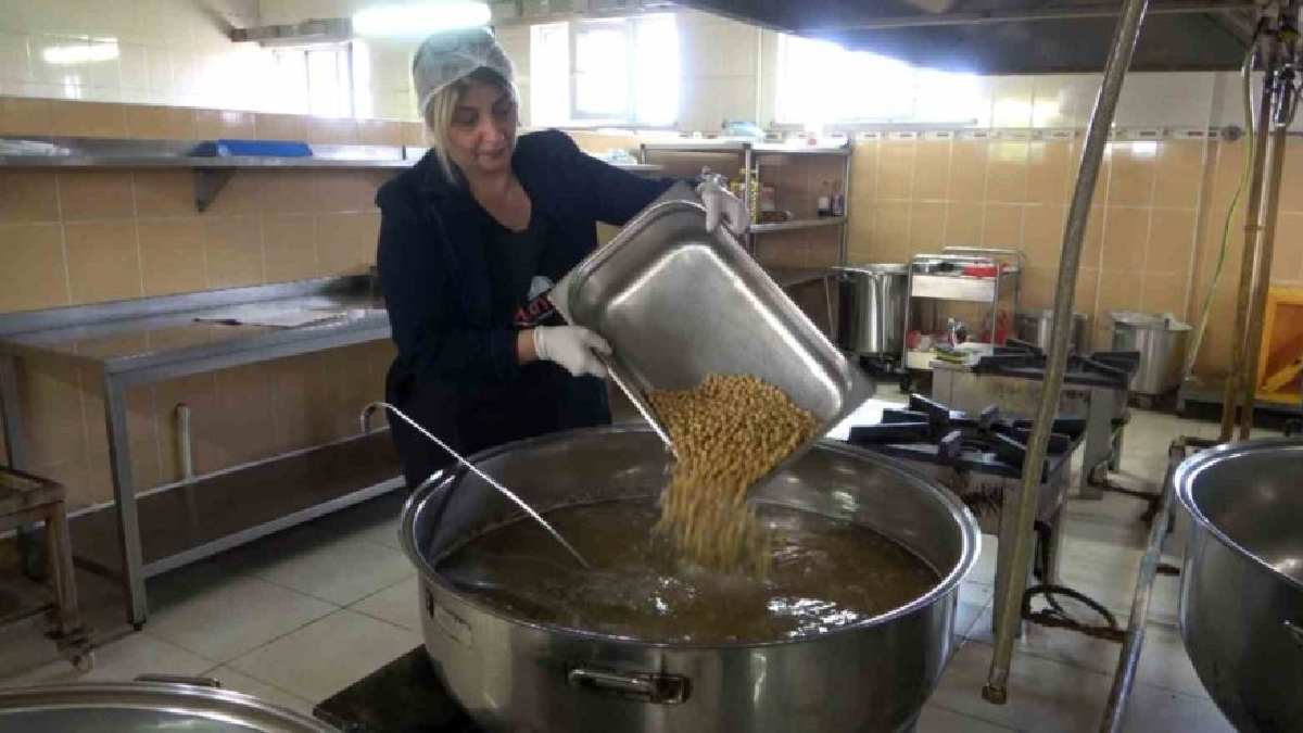 Çeyizinden küçük tencereyle başladı, şimdi fabrikasında 2 bin kişiye yapıyor! Arkadaşları ikramlarını beğenince fikir oldu