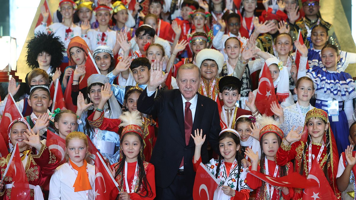 Erdoğan Türk Dünyası Çocukları ve TRT Çocuk Şenliği Konuk Çocukları ile bir araya geldi