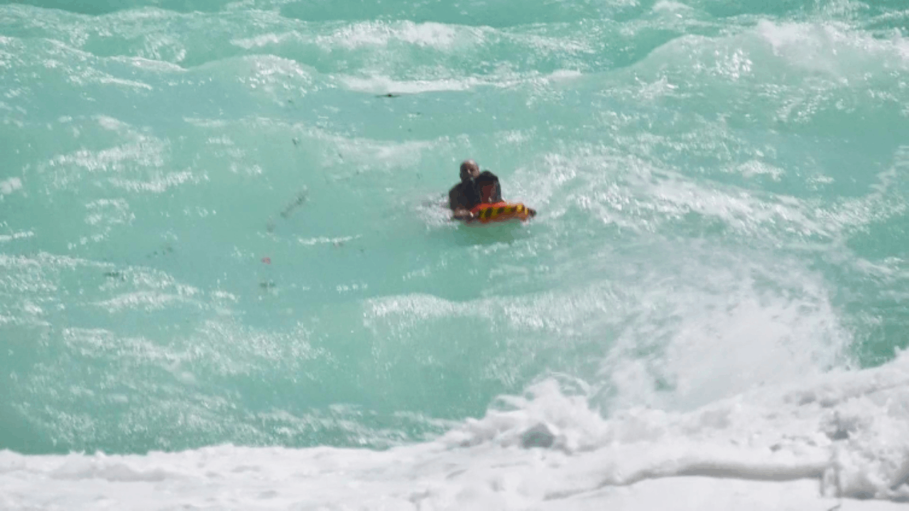 4 metrelik dalgalara aldırmayıp denize girdi, insansız cankurtaranla kurtarıldı