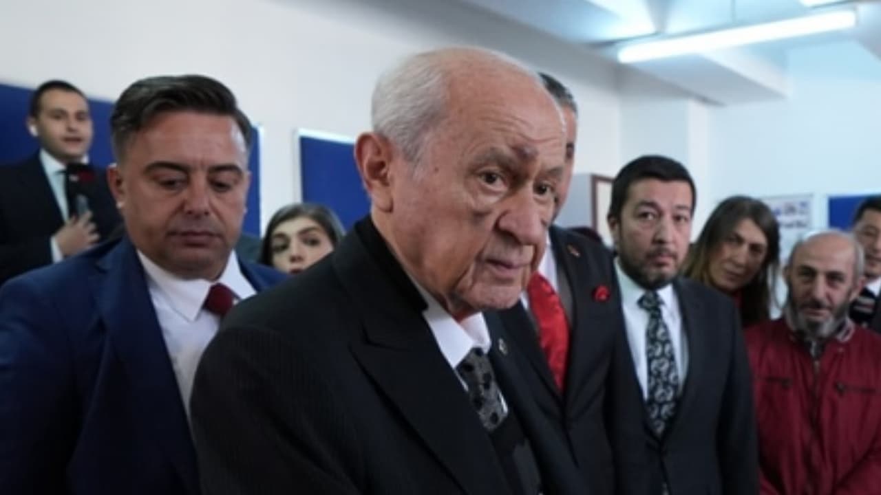 Bahçeli’nin Oy Kullanırken Dikkat Çeken Yüzündeki Morlukların Sırrı