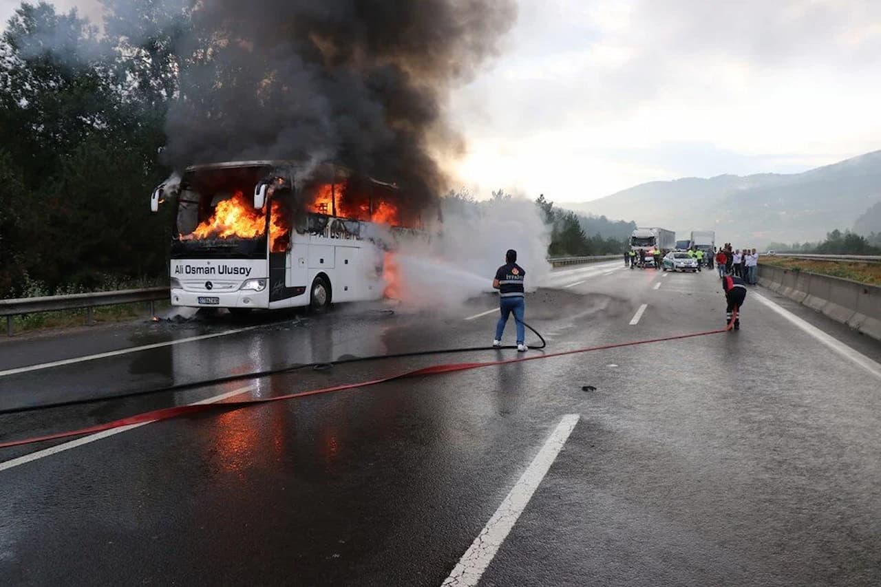 İstanbul’un Nefes Kesen Anları: TEM Otoyolu ve Şerifali’de Otobüs Yangınları