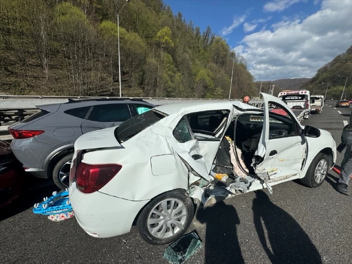 Anadolu Otoyolu’nda Zincirleme Trafik Kazası: 3 Kişi Yaralandı