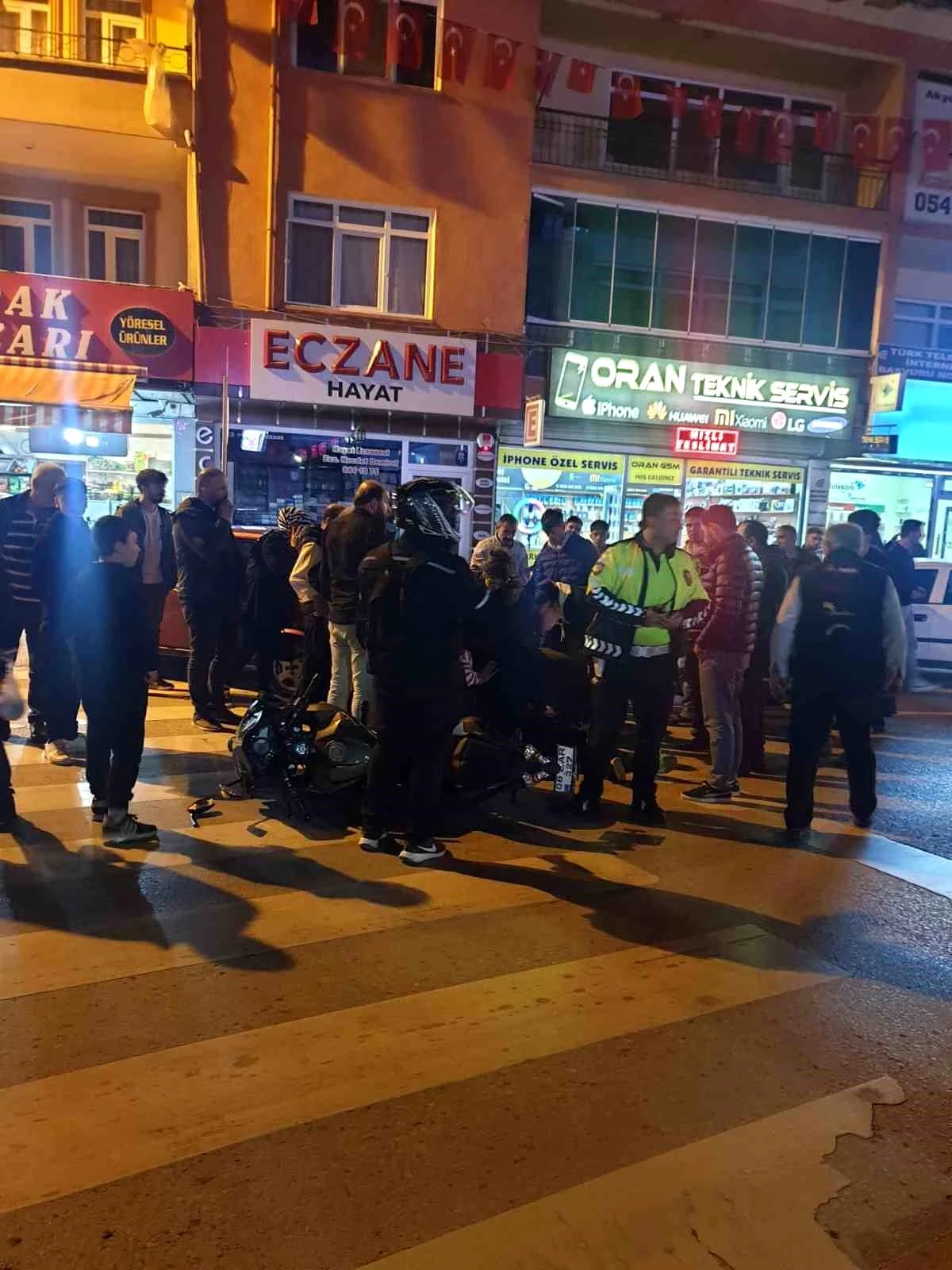 Ankara’da motosiklet yayaya çarptı, 2 kişi yaralandı