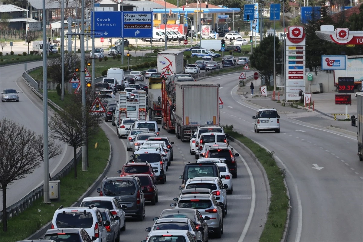 Ankara-Samsun kara yolunda Bayram tatili nedeniyle trafik yoğunluğu