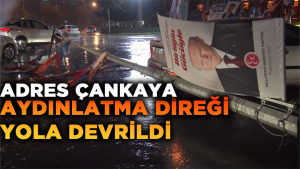 Ankara’da Fırtınada Aydınlatma Direği Yola Devrildi, 2 Araç Hasar Gördü
