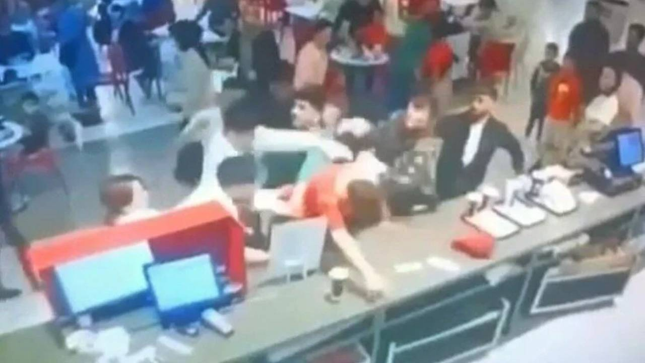 AVM’de hamburger kavgası: Garsonu dövdüler