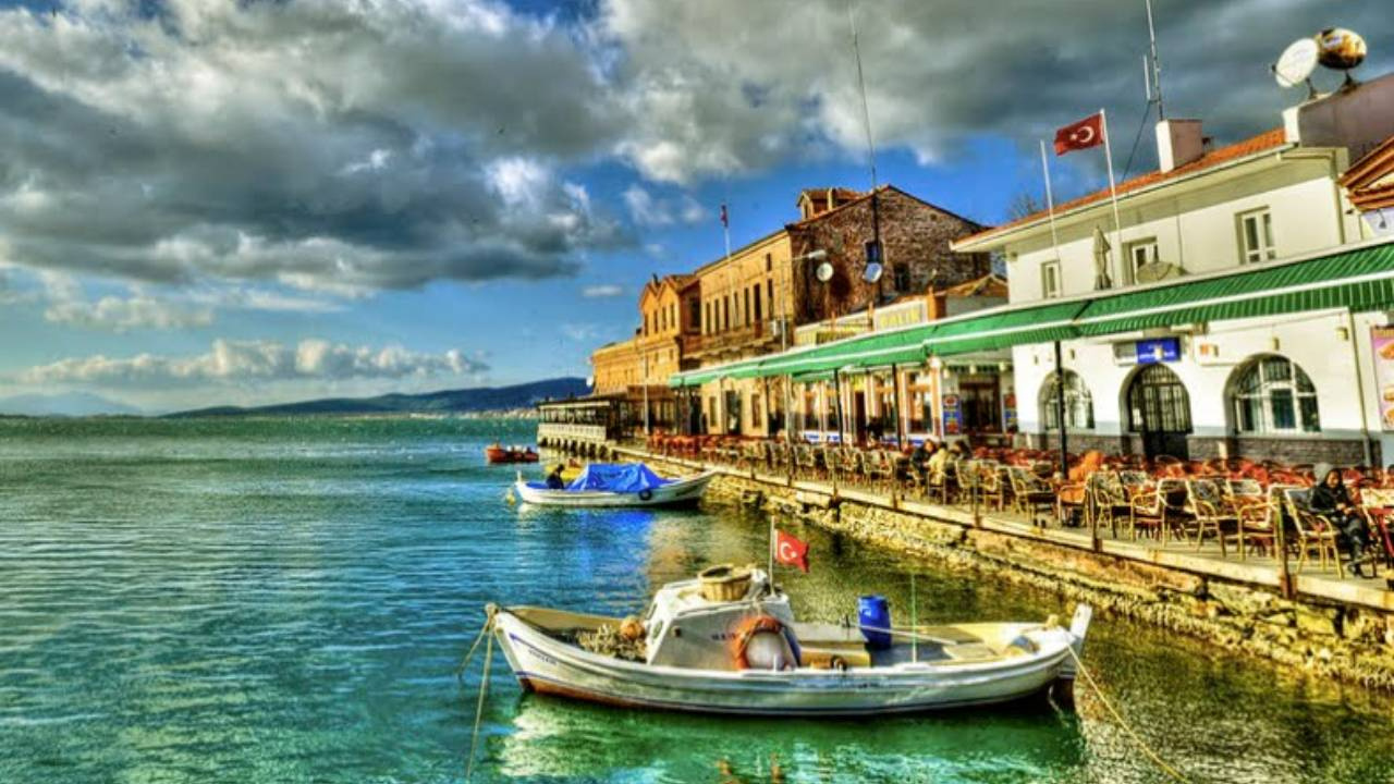 Ayvalık’ta restoran fiyatları gündem oldu: Bonfile 1000 TL, tavuk şiş 600 TL