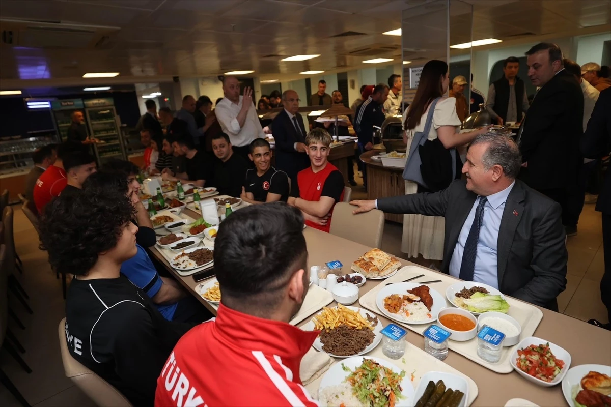 Gençlik ve Spor Bakanı Osman Aşkın Bak, sporcularla iftar yaptı