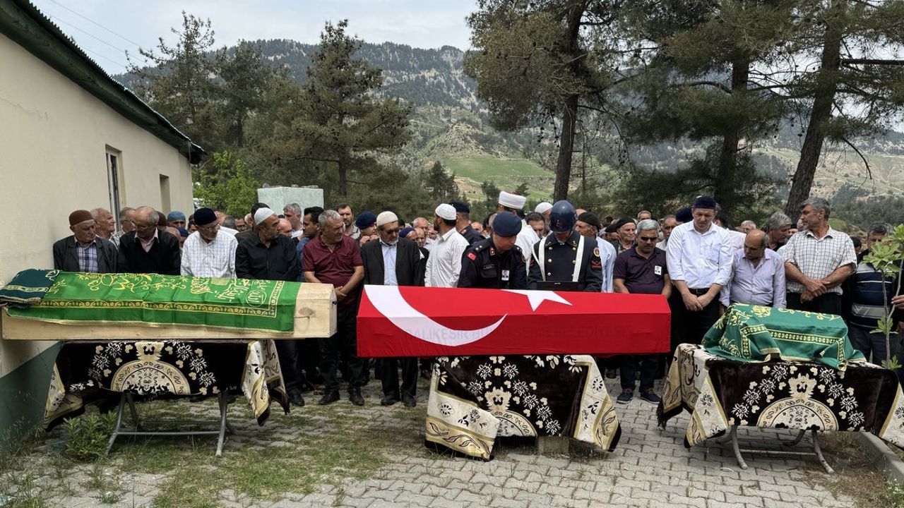 Balıkesir Kepsut’ta kazada yaşamını yitiren Jandarma uzman çavuş ve ailesi toprağa verildi