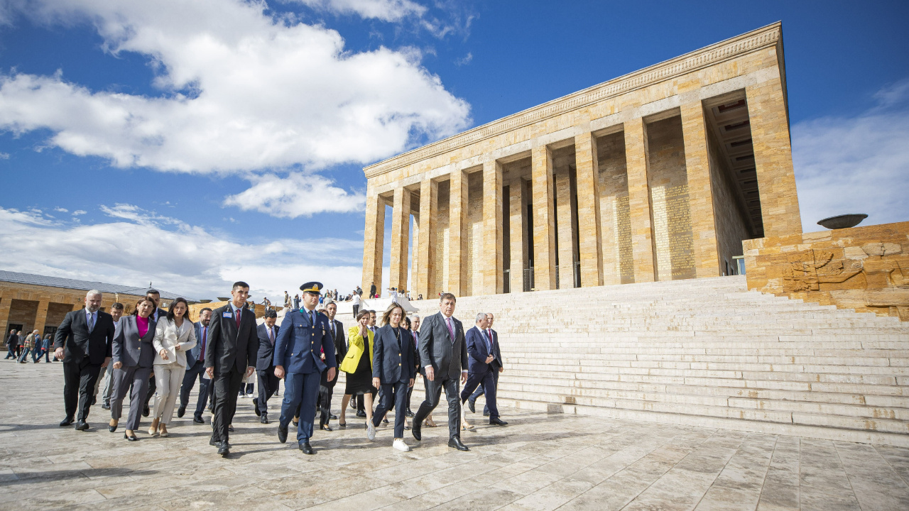 Başkan Tugay ve İzmir’in ilçe belediye başkanları Anıtkabir’i ziyaret etti