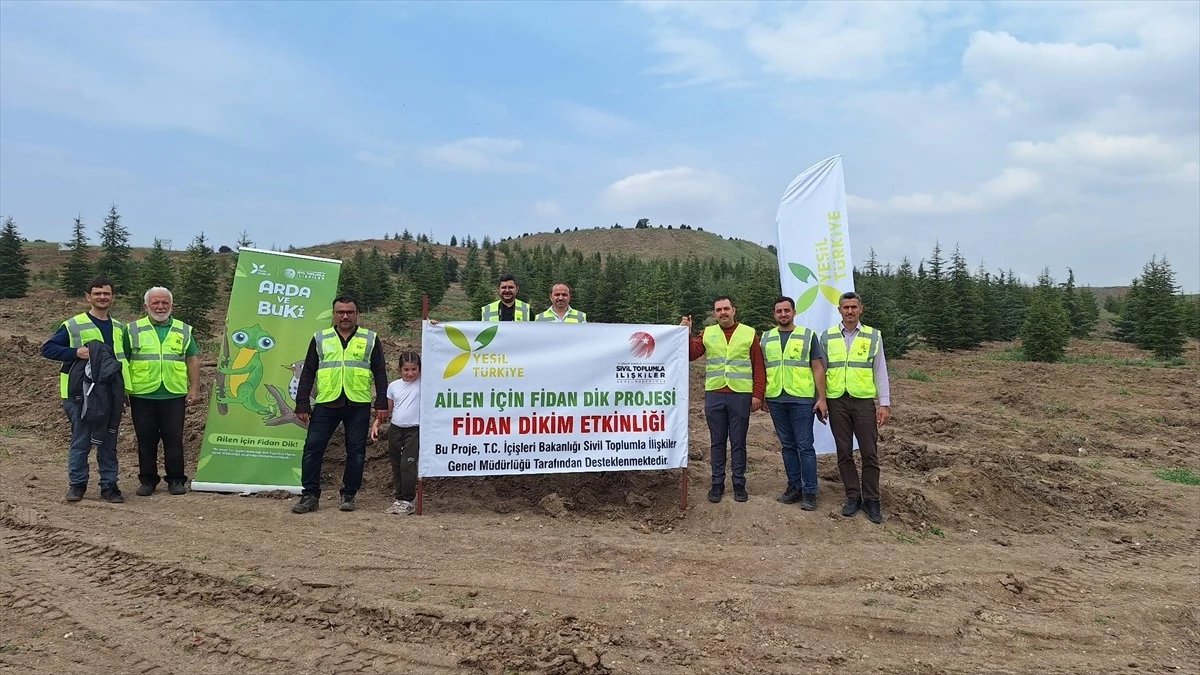 Yeşil Türkiye’nin düzenlediği ‘Ailen İçin Fidan Dik’ etkinliği kapsamında 600 öğrenci fidan dikti