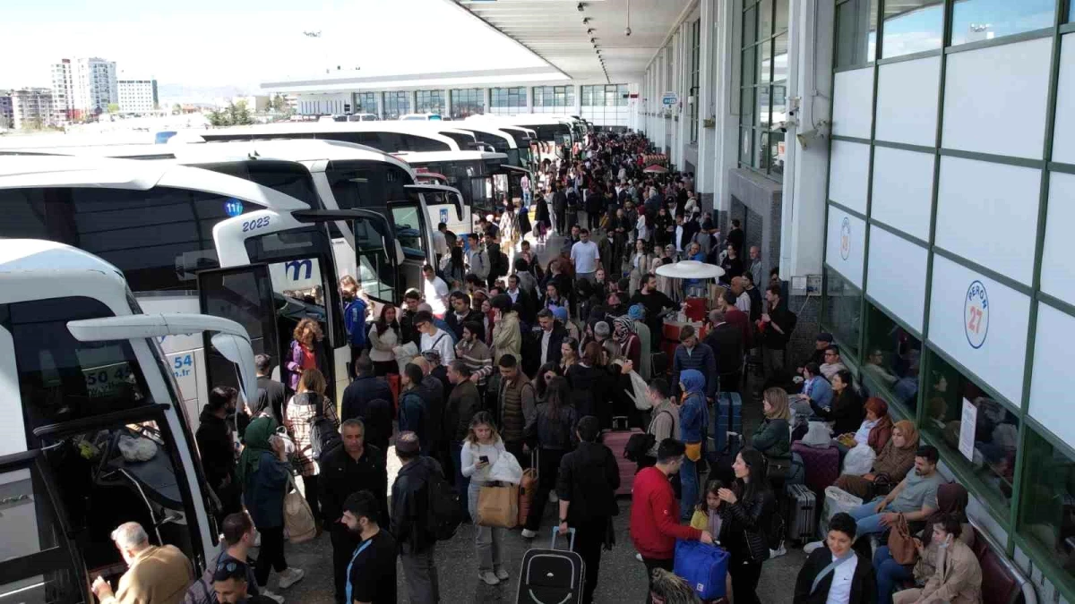 Bayram tatili için otobüs terminallerinde yoğunluk