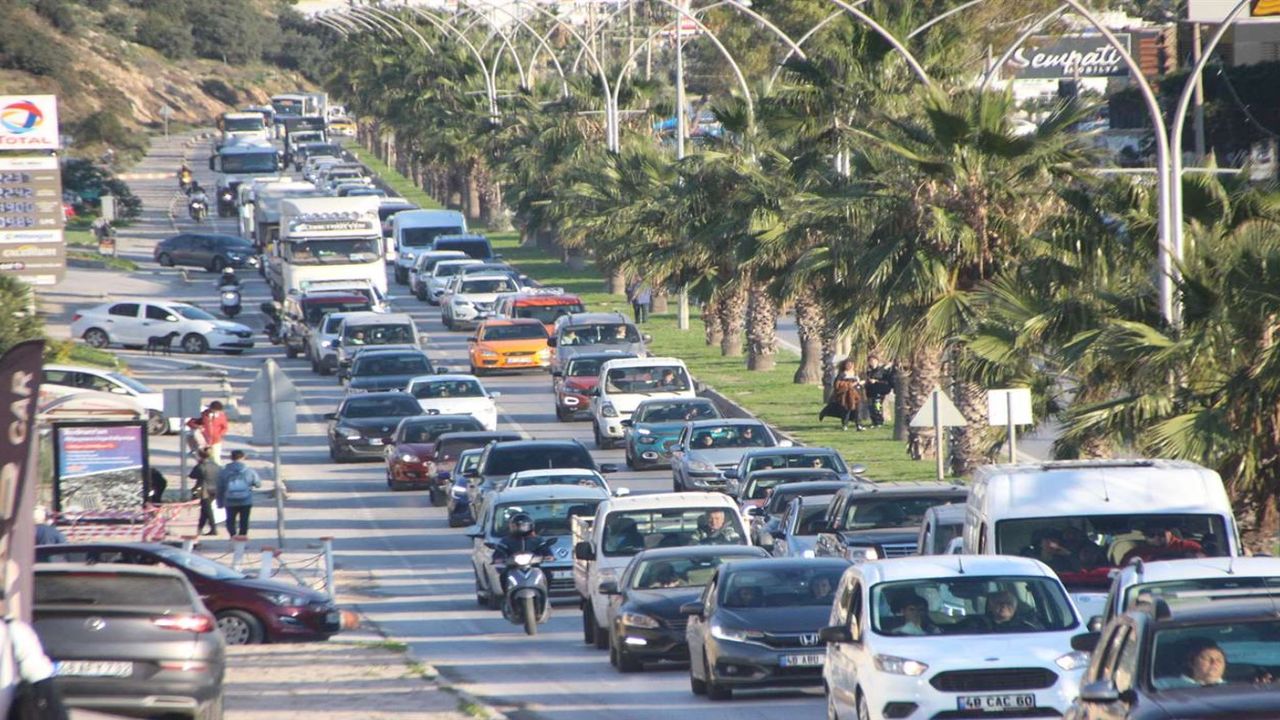 Bodrum’da bayram yoğunluğu devam ediyor: 2 günde 30 binden fazla araç giriş yaptı