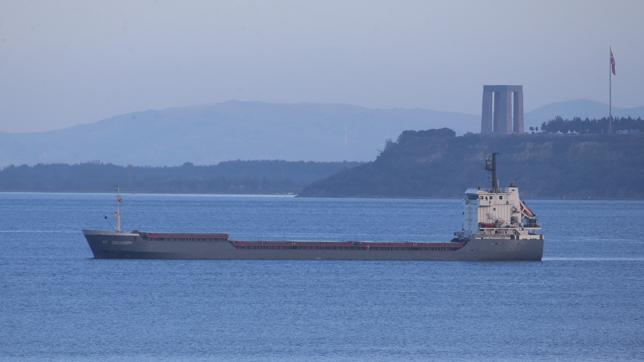 Çanakkale Boğazı’nda kuru yük gemisinde çıkan yangın söndürüldü