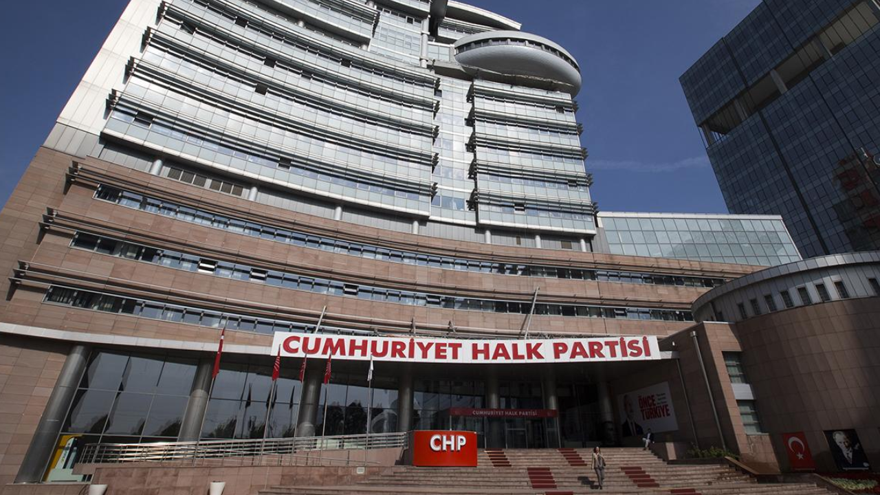 CHP’de kapalı toplantı: Özel, Erdoğan görüşmesi için başkanlarını dinledi