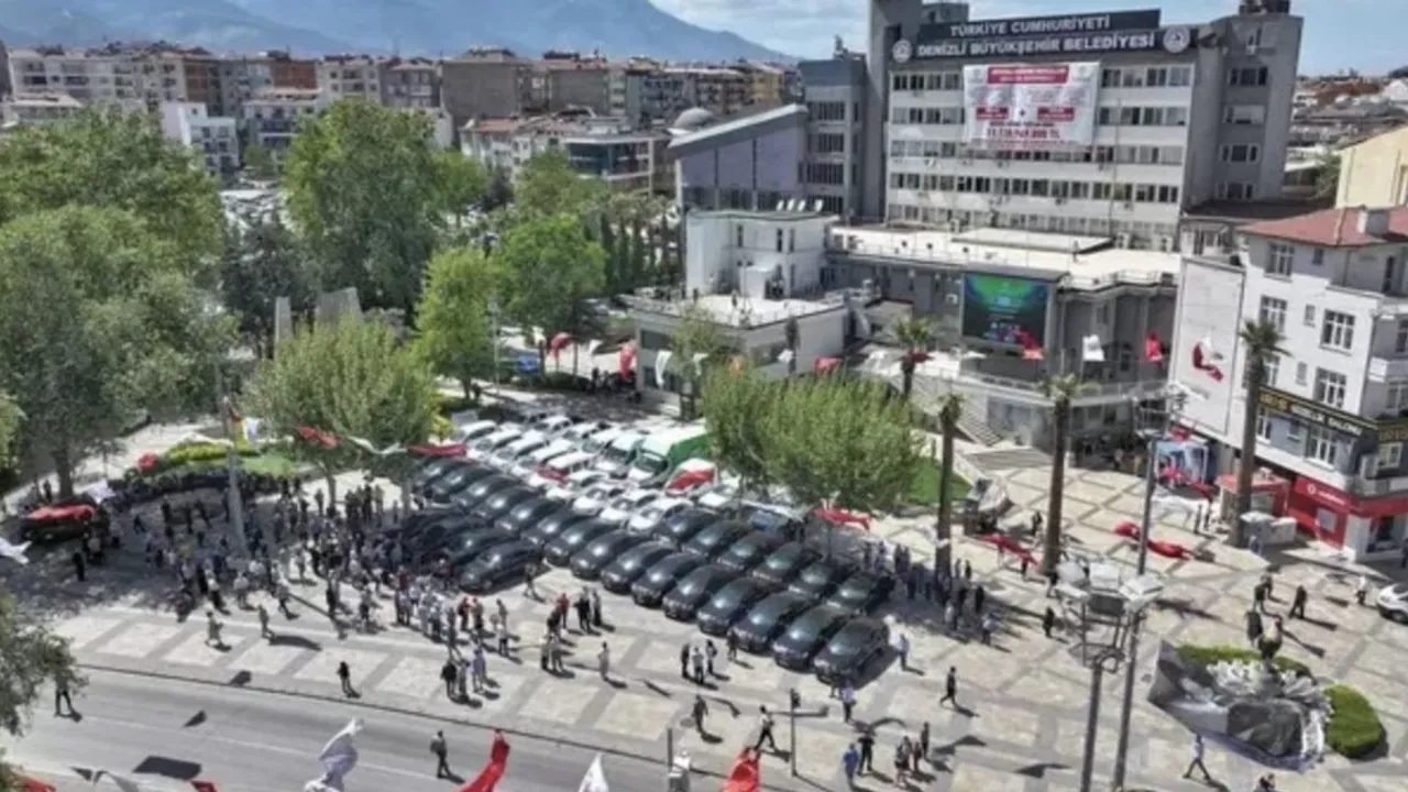 CHP’li Denizli Büyükşehir Belediyesi’nden tasarruf hamlesi: Lüks araçlar israfın fotoğrafı!