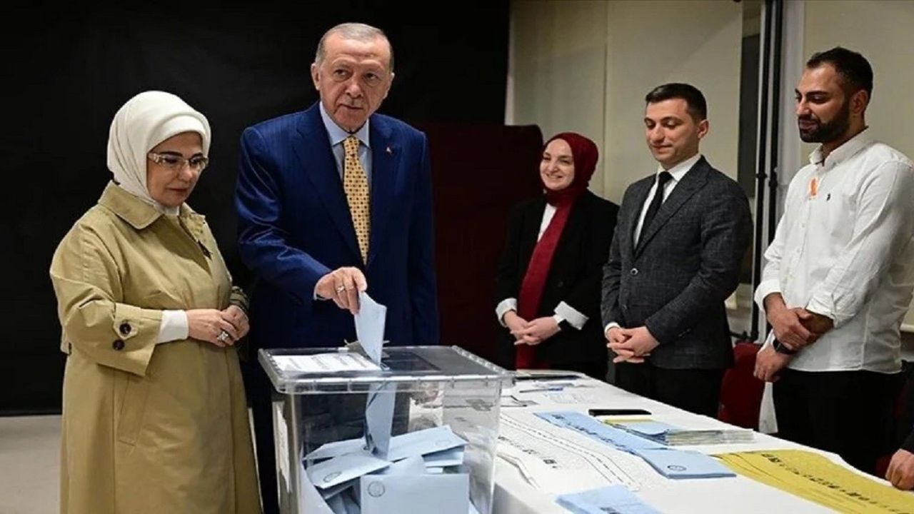 Cumhurbaşkanı Recep Tayyip Erdoğan ve eşi Emine Erdoğan, Üsküdar’da oy kullandı