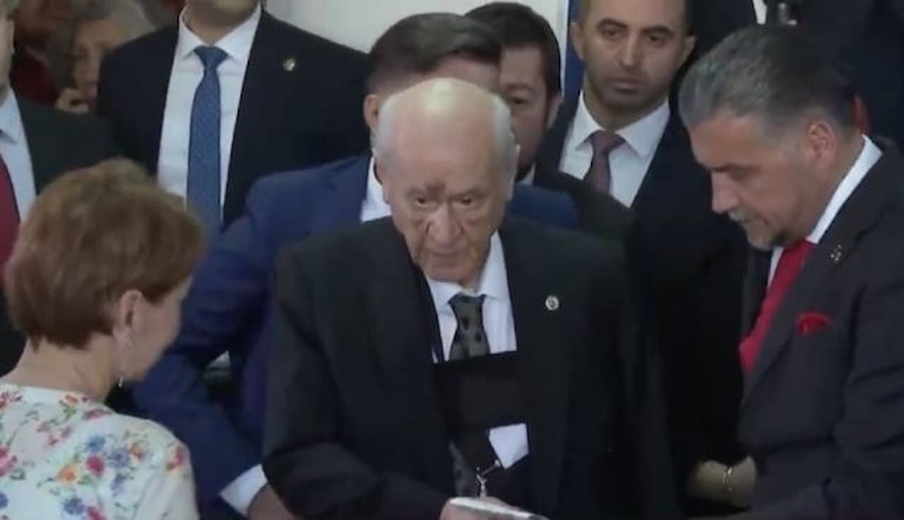 devlet-bahceli-yuzundeki-morluklar.jpg