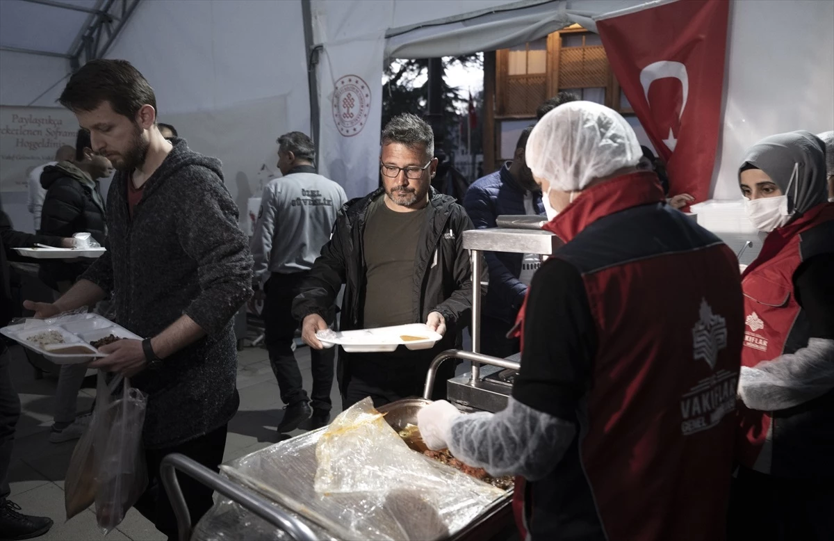 Down sendromlu milli sporcular Ankara’da iftar çadırında yemek servisi yaptı