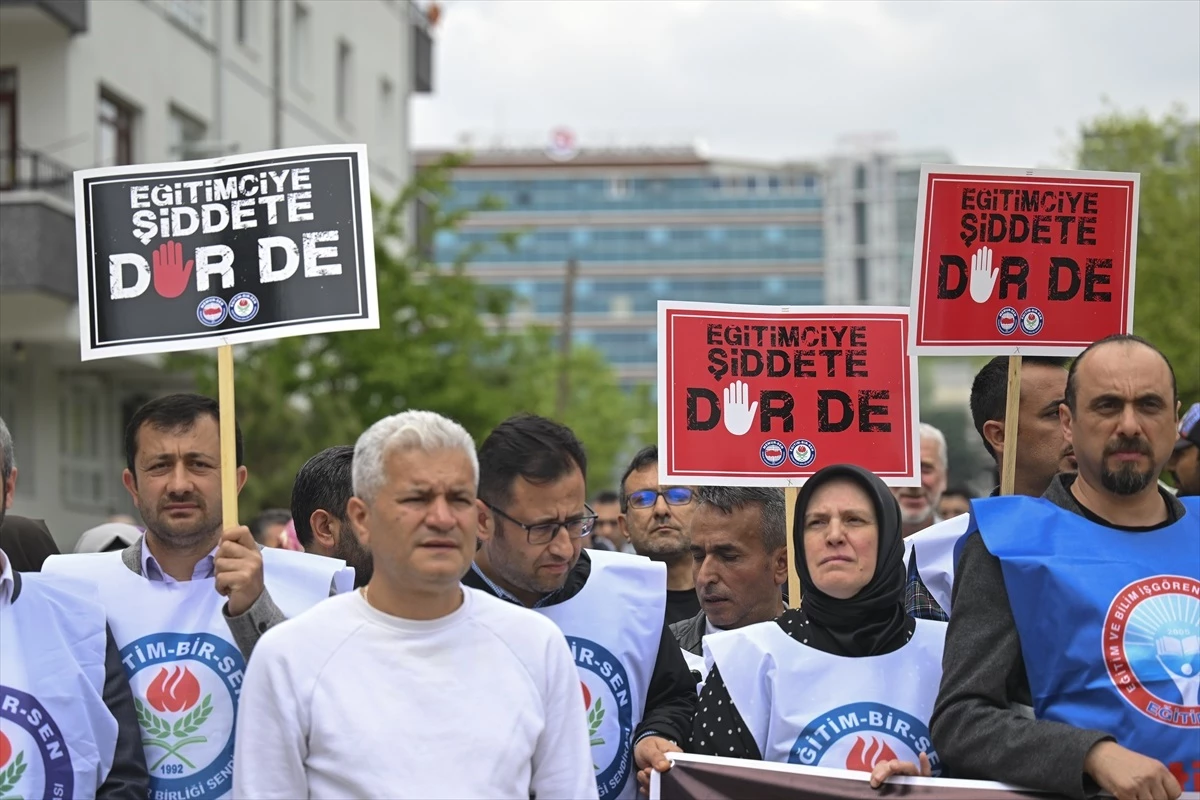 Ankara’da Eğitim Sendikaları, Okulda Yapılan Bıçaklı Saldırıyı Protesto Etti