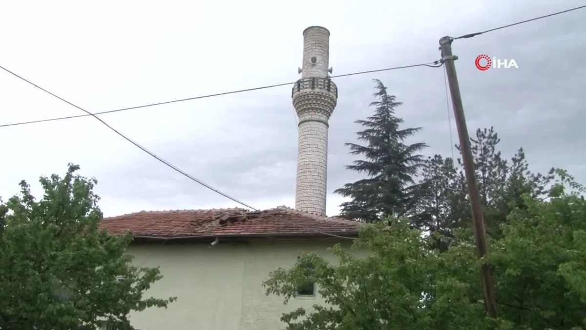 Elmadağ’da fırtınaya dayanamayan iki minare devrildi