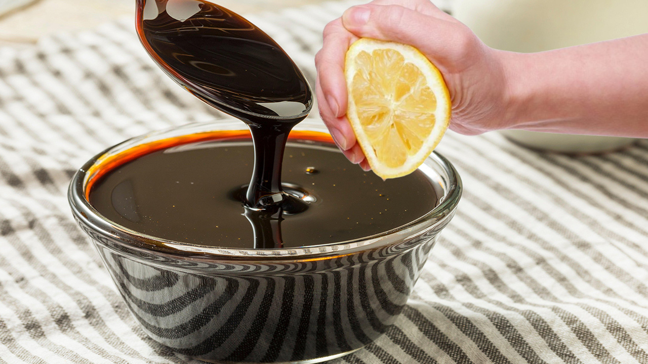 Evde pekmezi olan hemen denesin: Pekmeze limon sıkıp yiyince o sorundan eser kalmayacak. Pekmez limon karışımı neye iyi gelir?