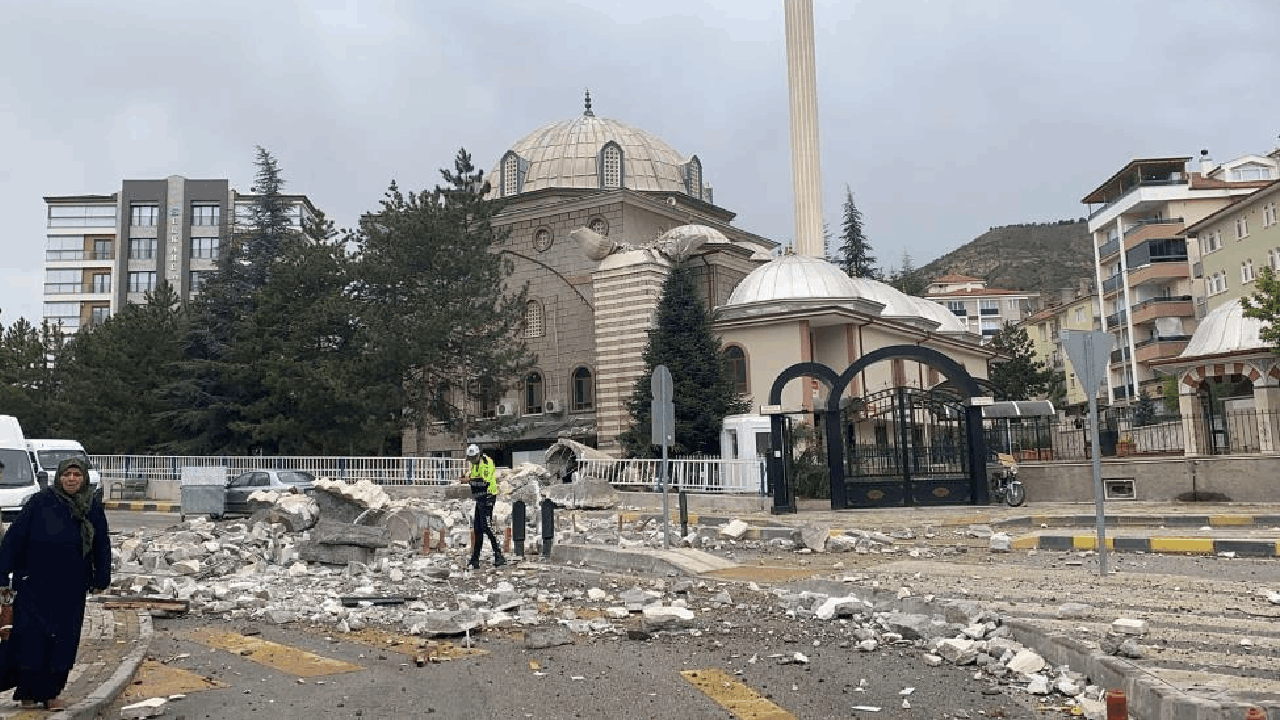 Fırtına caminin minaresini yerle bir etti! O anlar saniye saniye kaydedildi