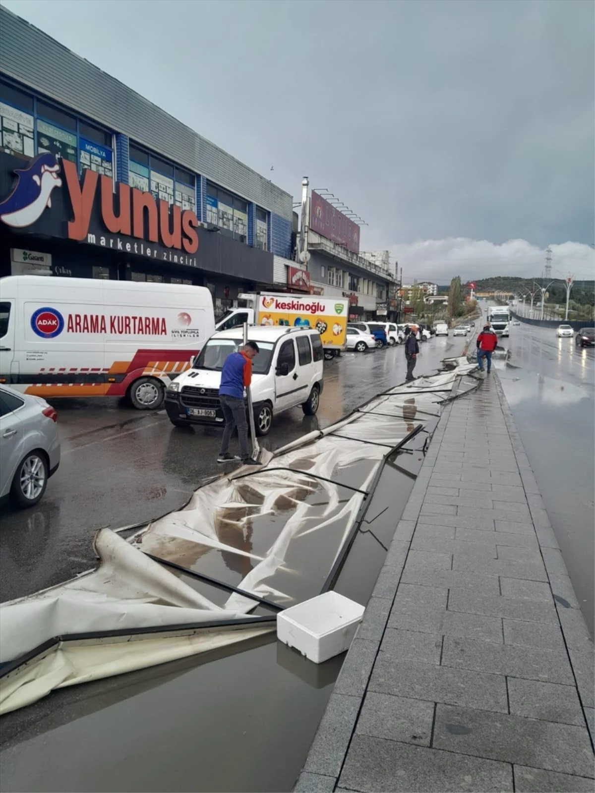 Gölbaşı’nda Şiddetli Rüzgarın Etkisi: Reklam Panosu Trafiği Aksattı