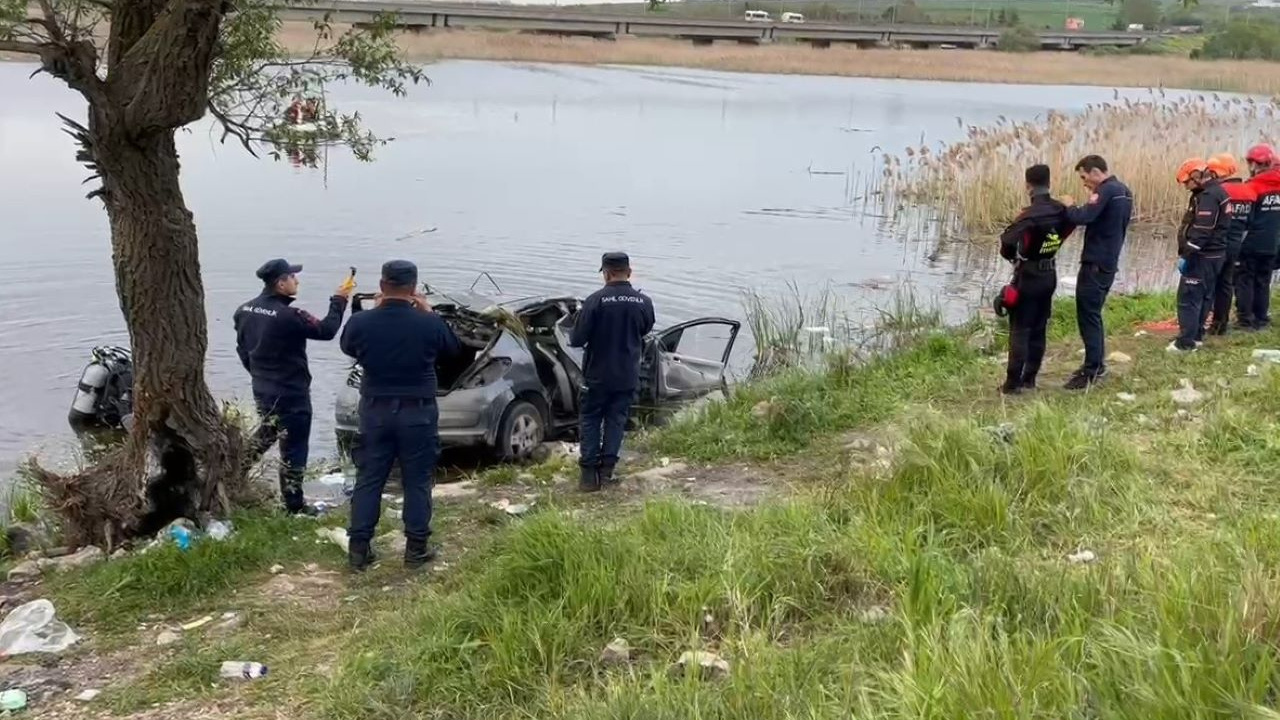 Büyükçekmece’de otomobil göle uçtu: 1 kişi hayatını kaybetti