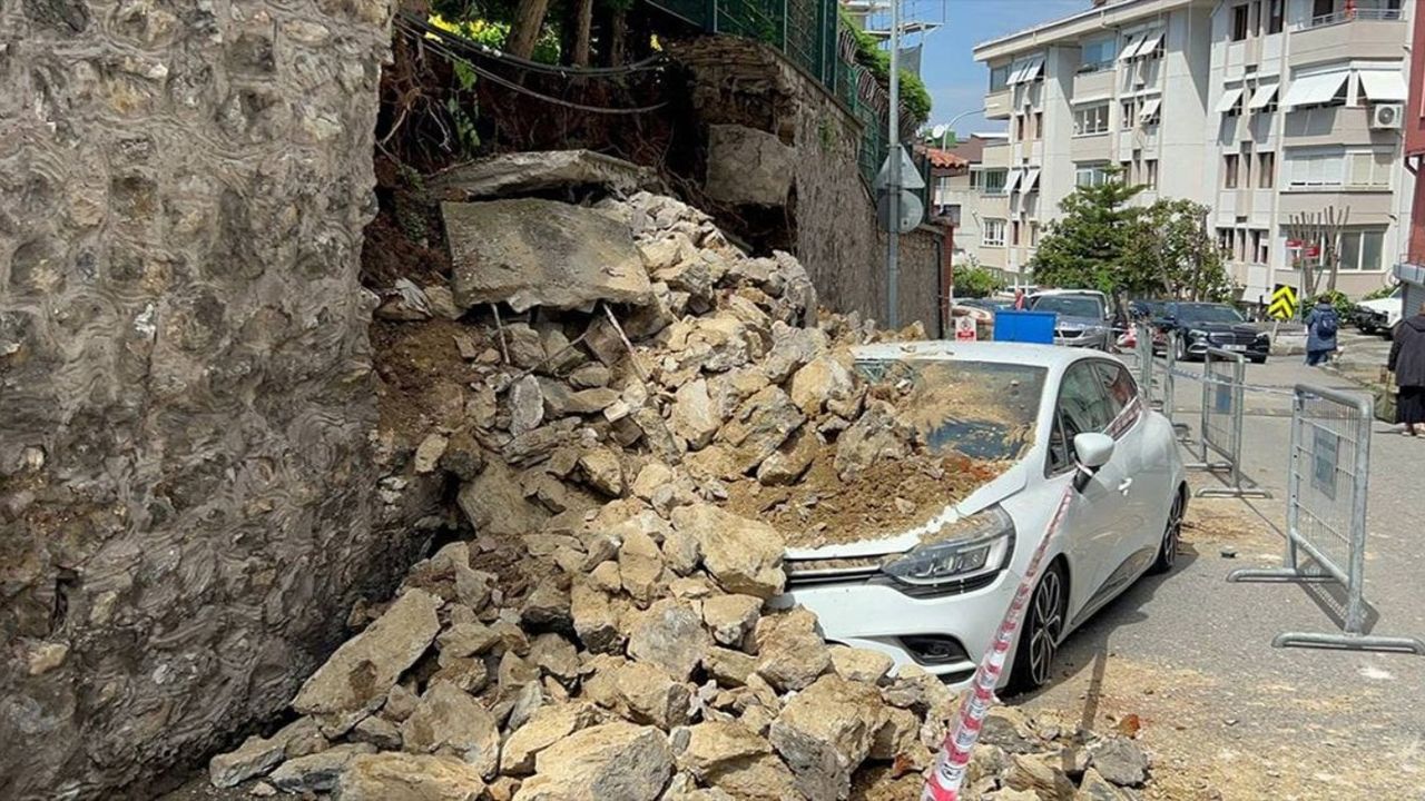 İstanbul’da sağanak yağışın ardından korkutan kaza: Duvar otomobillerin üzerine çöktü