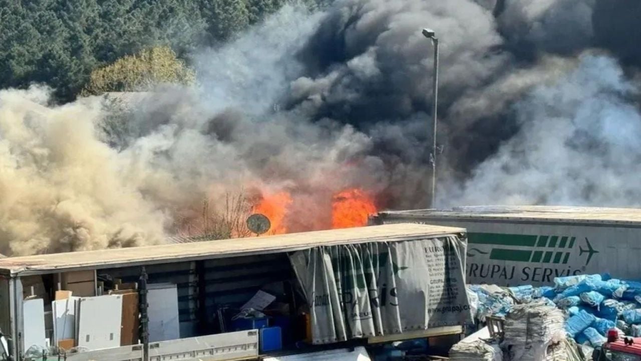 İstanbul Pendik’teki yediemin otoparkında çıkan yangın araçlara sıçradı