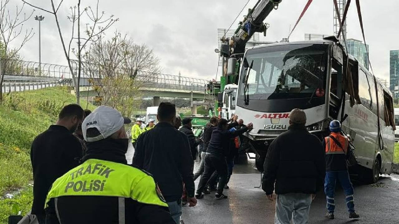 İstanbul’da sivil polisleri taşıyan araç devrildi